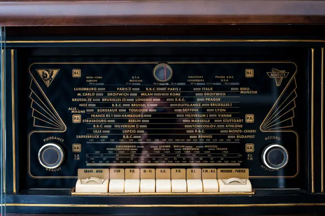 Vintage radio met houten kast